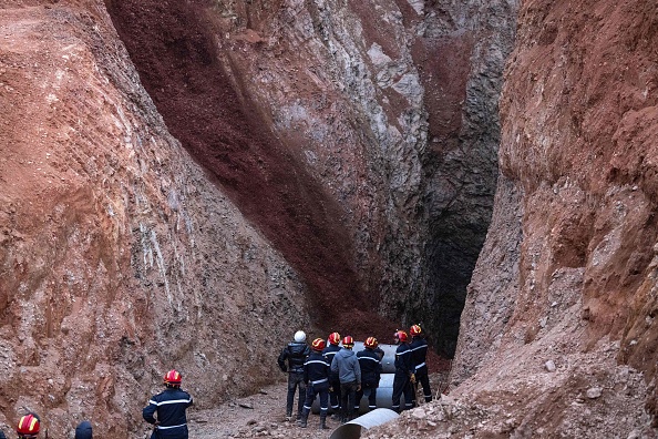 Les sauveteurs marocains ont travaillé toute la nuit, le cinquième jour d'un effort de plus en plus urgent et éprouvant pour sauver Rayan, un garçon de cinq ans piégé sous terre dans un puits. (Photo : FADEL SENNA/AFP via Getty Images)