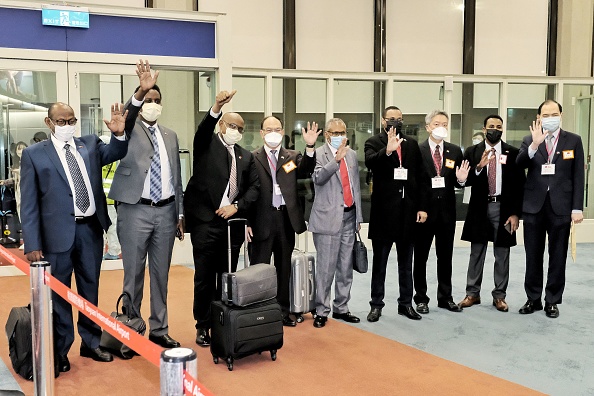 -Le ministre des Affaires étrangères du Somaliland, Essa Kayd Mohamoud salue la délégation venue l’accueillir à son arrivée à l'aéroport international de Taoyuan à l'extérieur de Taipei. Photo par STR/CNA/AFP via Getty Images.