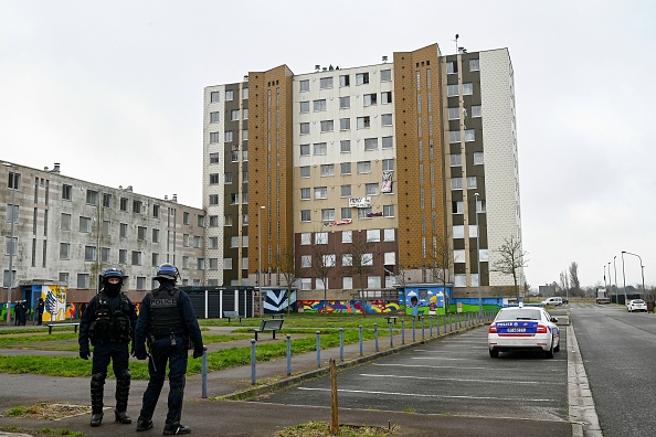 Une opération de police a été lancée vendredi 11 février afin d'expulser des militants anti-frontières qui occupent depuis une semaine un immeuble non loin du centre de Calais.  (Photo by DENIS CHARLET/AFP via Getty Images)