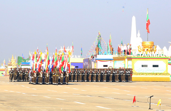 -Des soldats de l'armée de la junte du Myanmar défilent lors d'une cérémonie marquant le 75e anniversaire de la fête de l'Union du pays à Naypyidaw le 12 février 2022. Photo de STRINGER/AFP via Getty Images.