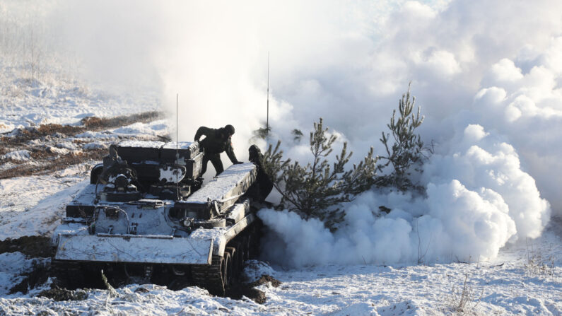 Des forces armées russes et biélorusses participent à un exercice conjoint en Biélorussie le 12 février 2022. (Photo LEONID SHCHEGLOV/BELTA/AFP via Getty Images)