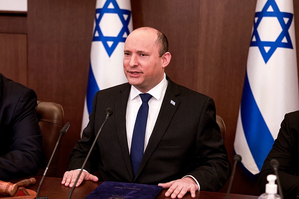 Le chef du gouvernement israélien Naftali Bennett en visite à Bahreïn le 13 février 2022. Photo de Menahem KAHANA / AFP via Getty Images.