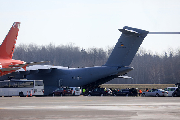 Des soldats des forces armées allemandes de la Bundeswehr débarquent, viennent en renfort, de l'armée de l'air allemande Luftwaffe après avoir atterri à l'aéroport international de Kaunas en Lituanie, le 14 février 2022. Photo PETRAS MALUKAS/AFP via Getty Images.