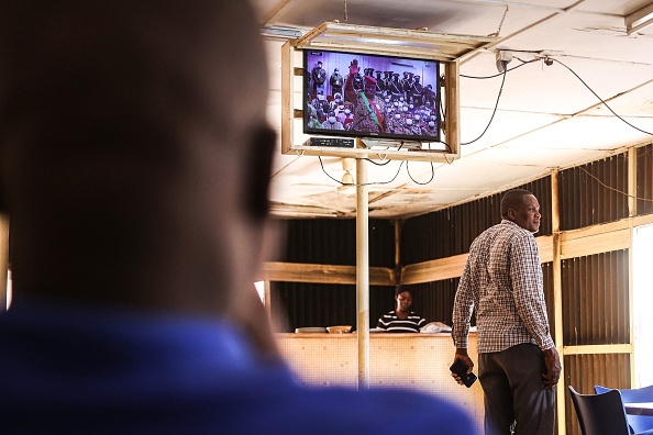 Depuis un café de Ouagadougou le 16 février 2022 la cérémonie d'investiture du lieutenant-colonel Paul-Henri Damiba en tant que président du Burkina Faso. Photo Olympia DE MAISMONT / AFP via Getty Images.