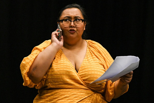 L’actrice singapourienne Ross Nasir lors d'une répétition au théâtre Esplanade à Singapour le 30 avril 2021. Photo ROSLAN RAHMAN/AFP via Getty Images. 