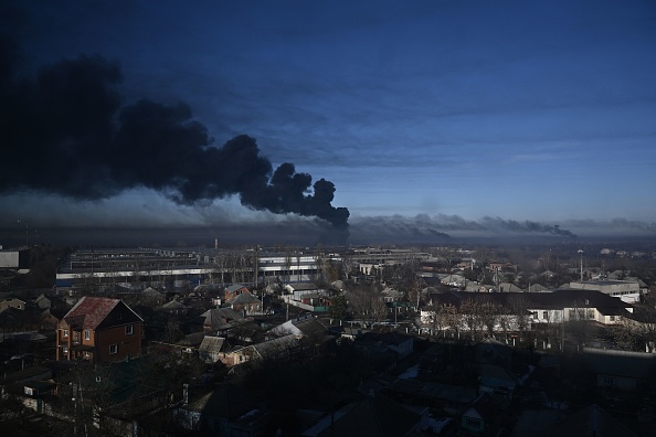 De la fumée noire s'élève d'un aéroport militaire à Chuguyev, près de Kharkiv, le 24 février 2022.  Le président russe Vladimir Poutine a annoncé une opération militaire en Ukraine aujourd'hui. Des explosions ont été entendues peu après dans tout le pays et son ministre des Affaires étrangères a prévenu qu'une "invasion à grande échelle" était en cours. (Photo : ARIS MESSINIS/AFP via Getty Images)