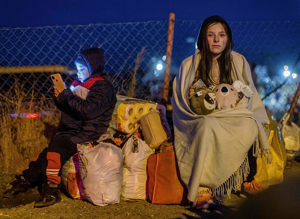 Helena et son frère Bodia de Lviv sont au poste frontière piétonnier de Medyka, dans l'est de la Pologne, le 26 février 2022, à la suite de l'invasion russe de l'Ukraine. Photo de Wojtek RADWANSKI / AFP via Getty Images.