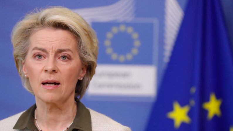 La présidente de la Commission européenne, Ursula von der Leyen, et l'Union européenne pour les affaires étrangères et la politique de sécurité font une déclaration de presse commune sur les nouvelles mesures à prendre pour répondre à l'invasion russe de l'Ukraine, à la Commission européenne à Bruxelles, le 27 février 2022. (Photo par Stephanie LECOCQ / POOL / AFP) (Photo par STEPHANIE LECOCQ/POOL/AFP via Getty Images)