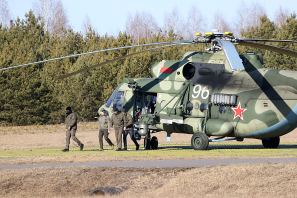 -Le ministre ukrainien de la Défense arrive pour assister aux pourparlers entre les délégations de l'Ukraine et de la Russie dans la région de Gomel en Biélorussie le 28 février 2022. Photo Sergei KHOLODILIN / BELTA / AFP via Getty Images ;