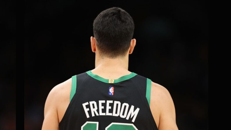 Enes Freedom #13 des Boston Celtics se tient sur le terrain pendant la première mi-temps du match NBA contre les Phoenix Suns au Footprint Center le 10 décembre 2021 à Phoenix, Arizona. (Photo par Christian Petersen/Getty Images)