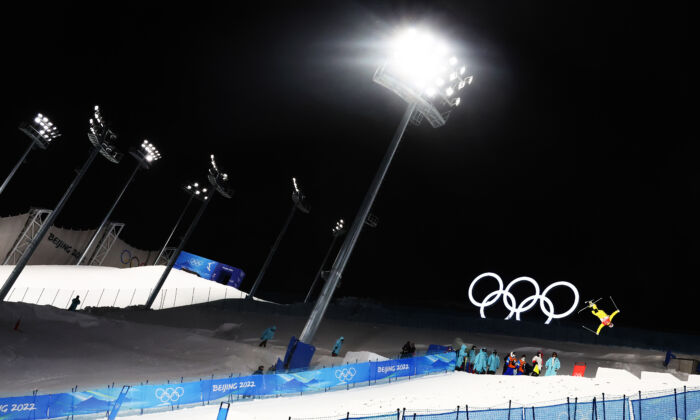 Daichi Hara, de l'équipe du Japon, skie pendant la séance d'entraînement de ski acrobatique masculin sur bosses au Genting Snow Park de Zhangjiakou, en Chine, le 31 janvier 2022. (Al Bello/Getty Images)