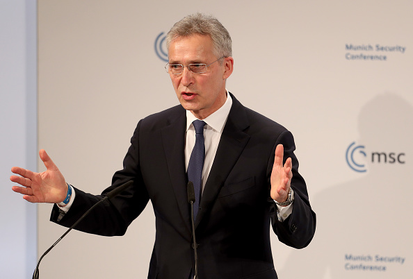 -Jens Stoltenberg, lors de la Conférence de Munich sur la sécurité 2022 le 19 février 2022 à Munich, en Allemagne, confirme les craintes internationales d'une invasion militaire imminente. Photo par Alexandra Beier/Getty Images.