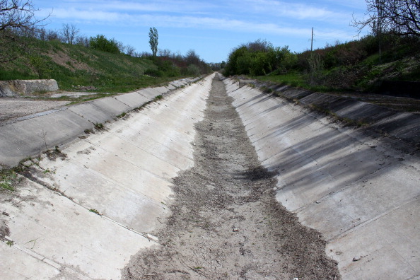 -Une vue du canal vide de Crimée du Nord, qui alimentait la péninsule en eau. Les autorités de Kiev avaient fermé les vannes d'écluse du canal.  Photo YURIY LASHOV/AFP via Getty Images.