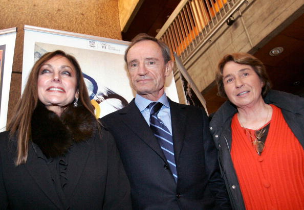 -Peggy Fleming, championne olympique de patinage sur glace en 1968, Jean-Claude Killy, triple médaillé d'or en ski en 1968 et Marielle Goitschel, médaillée d'or en slalom en 1968, le 06 février 2008 à Grenoble. Photo JEAN-PIERRE CLATOT/AFP via Getty Images.