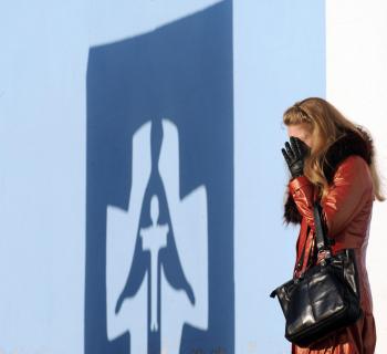 Une jeune femme pleure au mémorial des victimes de l’Holodomor à Kiev, capitale de l’Ukraine. Le terme Holodomor désigne une grande famine provoquée par le régime soviétique de Staline qui a coûté la vie, selon la déclaration conjointe de 25 pays membres de l’ONU, de 7 à 10 millions d’innocents Ukrainiens. (Sergei Supinsky/AFP/Getty Images)