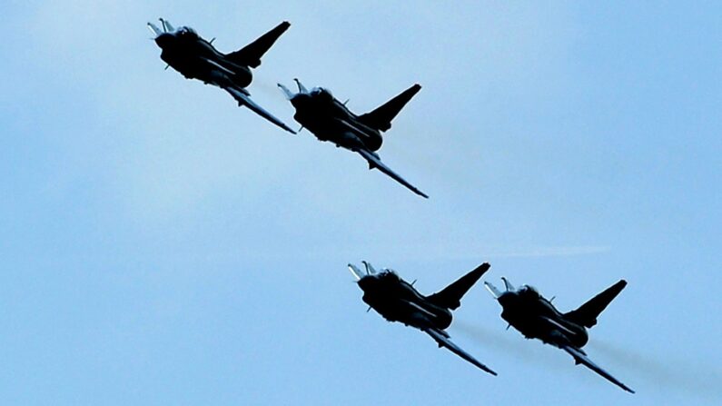 Pilotes de l'armée de l'air chinoise en formation à bord d'avions de chasse J-10 pour une démonstration au-dessus de la base aérienne de Yangcun à Tianjin, siège de la 24e division de chasseurs, au sud-est de Pékin, le 13 avril 2010. (FREDERIC J. BROWN/AFP via Getty Images)