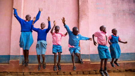 Un homme invente « la chaussure qui grandit » , une invention qui aide milliers d’enfants  dans le monde, jusque-là privés de chaussures durant leur croissance