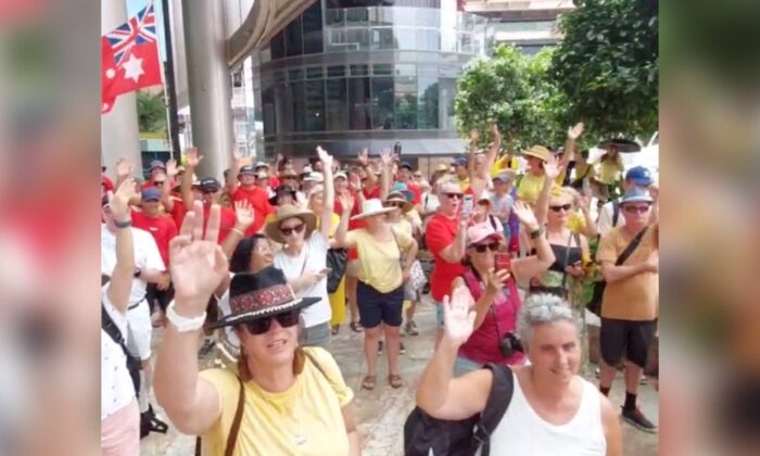 Rassemblement d’enseignants, de pompiers, d’infirmières, de policiers, d’ambulanciers et de travailleurs du secteur des ressources naturelles contre les décrets de vaccination Covid-19 à Brisbane, en Australie, le 2 février 2022. (Capture d’écran par Epoch Times)