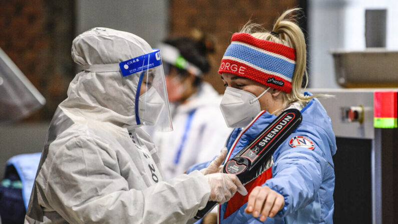 Une athlète norvégienne passe la sécurité après son arrivée au village olympique avant les Jeux olympiques d'hiver de 2022 à Pékin, en Chine, le 1er février 2022. (Anthony Wallace - Pool/Getty Images)