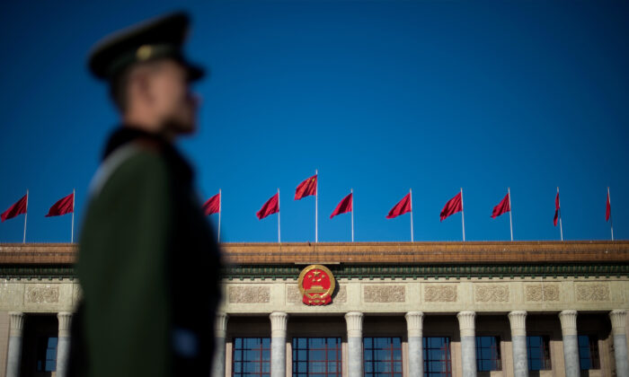 Un policier paramilitaire monte la garde avant la session de clôture de la Conférence consultative politique du peuple chinois (CCPPC) au Grand Hall du peuple à Pékin, le 13 mars 2017. (Nicolas Asfouri/AFP via Getty Images)