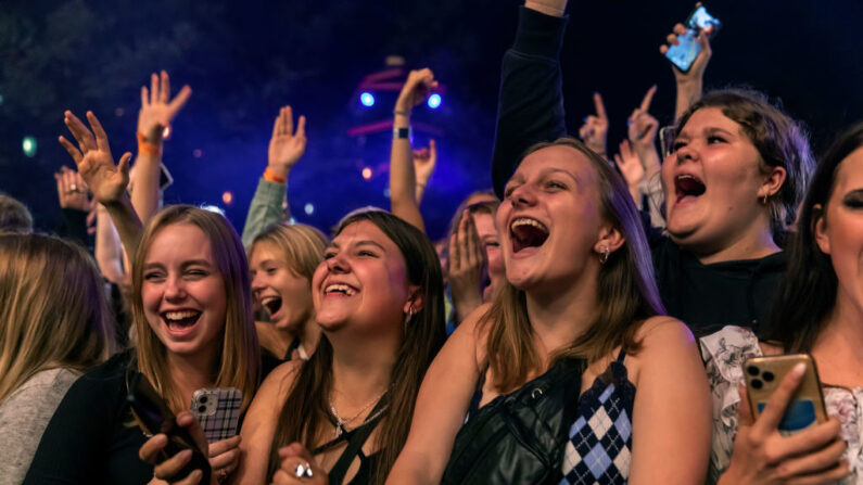 Les spectateurs du premier événement de Tivoli sans restrictions Covid-19 regardent la rappeuse Tessa se produire sur scène le 10 septembre 2021 à Copenhague, au Danemark.  (Photo par Ole Jensen/Getty Images)