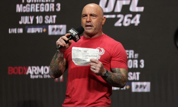 Joe Rogan lors d'une cérémonie au T-Mobile Arena de Las Vegas, le 9 juillet 2021. (Stacy Revere/Getty Images)