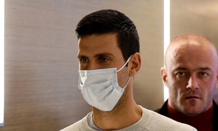 Le joueur de tennis serbe Novak Djokovic arrive à une cérémonie dans la ville côtière de Budva, le 28 janvier 2022. (Savo Prelevic/AFP via Getty Images)