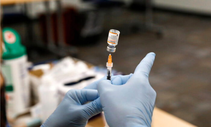 Une infirmière prépare le vaccin Pfizer Covid-19 à Southfield, Michigan, le 5 novembre 2021. (Jeff Kowalsky/AFP via Getty Images)