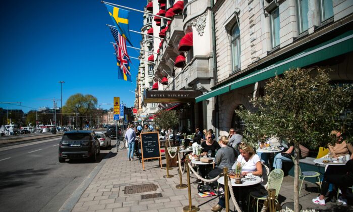 Des gens sont assis dans un restaurant à Stockholm, capitale de la Suède, le 22 avril 2020, au milieu de la pandémie du Covid-19. (Jonathan Nackstrand/AFP via Getty Images)