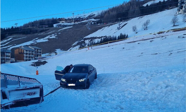 La voiture a dû être remorquée par une dameuse. (Crédit : gendarmerie de la Savoie)