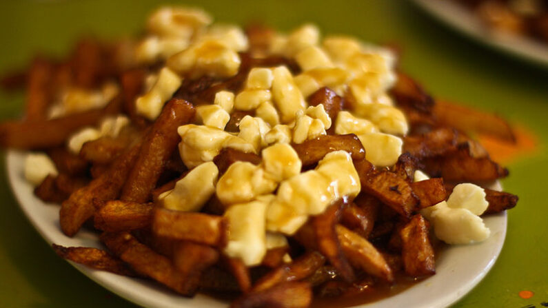 La poutine est un plat très populaire au Québec qui n'a rien à voir avec le dirigeant russe, à part son nom. (Crédit : Yuri Long)