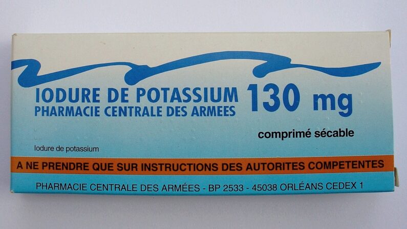 Boîte de comprimés d'iodure de potassium destiné à saturer l'organisme et la thyroïde en cas de risque d'exposition à de l'iode radioactif (Dose pour adulte ; 130 mg par comprimé.) - Photo de Yelkrokoyade — Travail personnel, CC BY-SA 3.0, https://commons.wikimedia.org/w/index.php?curid=15007379