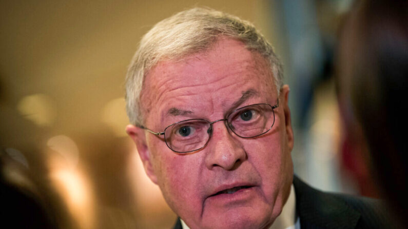 Le lieutenant-général à la retraite Keith Kellogg s'adresse aux médias dans le hall de la tour de la société Trump à New York, le 15 novembre 2016. (Drew Angerer/Getty Images)