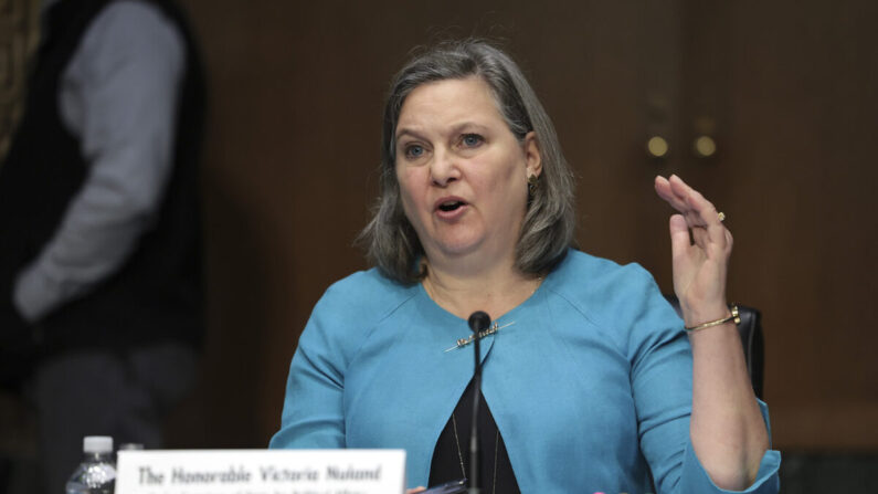 La sous-secrétaire d'État aux affaires politiques, Victoria Nuland, témoigne lors d'une audience de la commission sénatoriale des Affaires étrangères sur l'Ukraine, à Washington, le 8 mars 2022. (Kevin Dietsch/Getty Images)