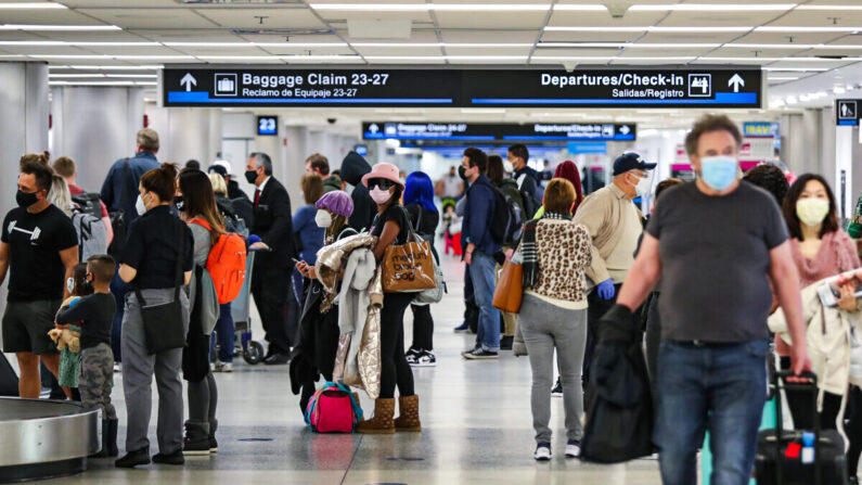 Des personnes rassemblent leurs bagages après leur arrivée à l'aéroport international de Miami dans un avion en provenance de New York, le 1er février 2021, en Floride. (Joe Raedle/Getty Images)