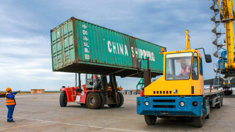 Des ouvriers chargent un conteneur de marchandises dans le port maritime caspien d'Aktau, au Kazakhstan, le 14 août 2018. (Talant Kusain/AFP via Getty Images)