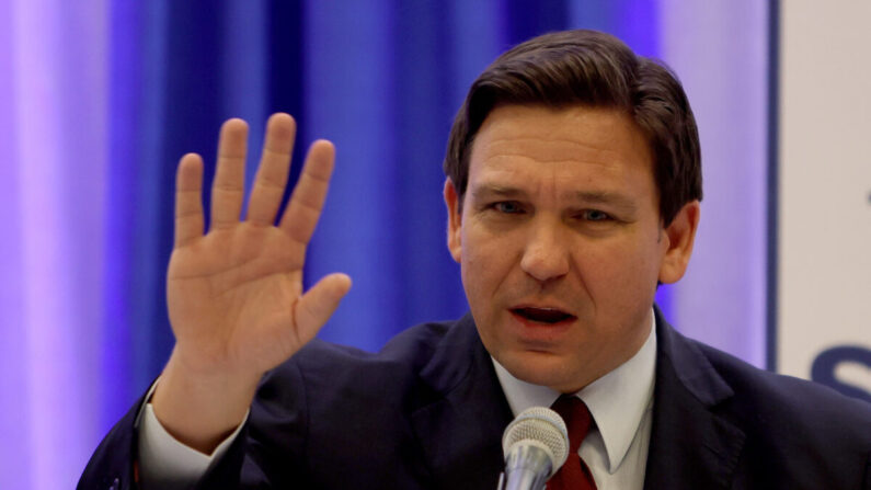 Le gouverneur de Floride, Ron DeSantis, lors d'une conférence de presse au campus nord du Collège Miami Dade à Miami, en Floride, le 26 janvier 2022. (Joe Raedle/Getty Images)