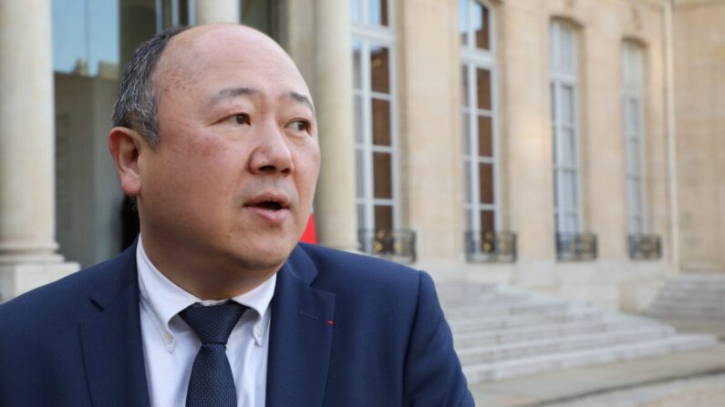 Le député français Buon-Huong Tan arrive au palais de l'Élysée à Paris, le 16 février 2018, où il a été invité par le président français Emmanuel Macron pour célébrer le Nouvel An chinois. (Ludovic Marin/AFP via Getty Images)