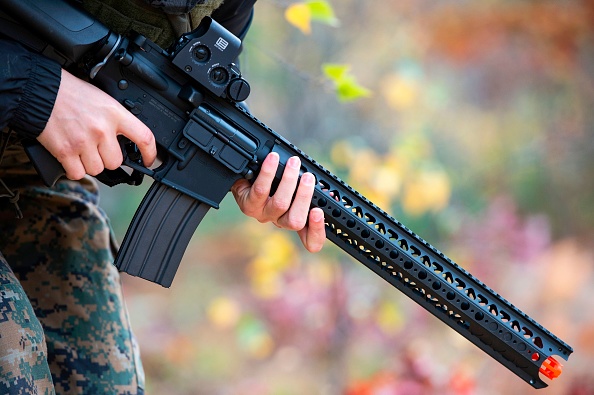 Image d'illustration : l'arme avec laquelle pose l'ex-Miss Ukraine semble être plutôt une réplique d'arme utilisée dans le cadre du "airsoft". (JOSEPH PREZIOSO/AFP via Getty Images)