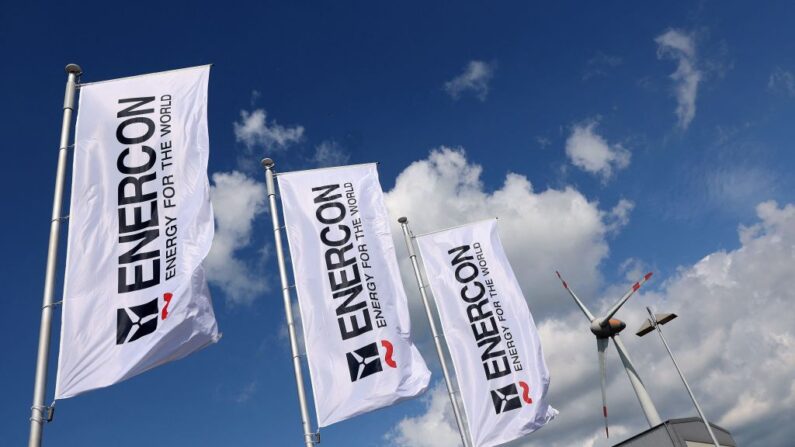 Drapeaux avec le logo de la société allemande d'énergie éolienne Enercon et une éolienne à l'entrée des terrains de la société à Magdeburg, dans l'est de l'Allemagne, le 28 mai 2021. (Photo par RONNY HARTMANN/AFP via Getty Images)