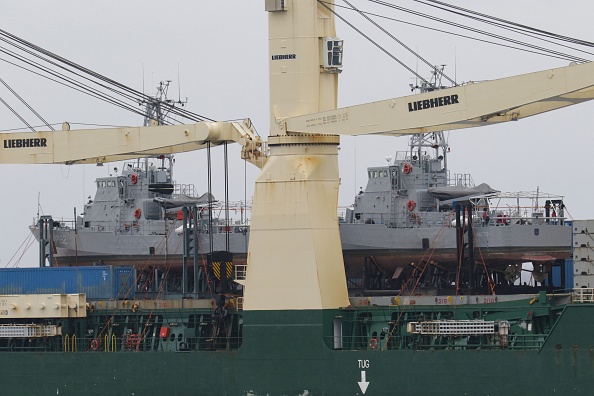 -Le cargo Océan Grand, transportant deux anciens patrouilleurs des garde-côtes américains remis à l'Ukraine dans le cadre de la coopération militaire, arrive au port d'Odessa le 23 novembre 2021. Photo par STRINGER/ AFP via Getty Images.