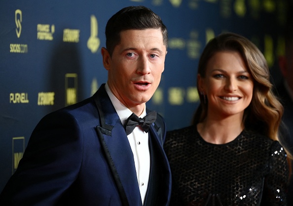 L'attaquant polonais du Bayern Munich Robert Lewandowski (G) et sa femme Anna Lewandowska (D) assistent à la cérémonie de remise du Ballon d'Or France Football 2021 au Théâtre du Châtelet à Paris, le 29 novembre 2021. (Photo : FRANCK FIFE/AFP via Getty Images)