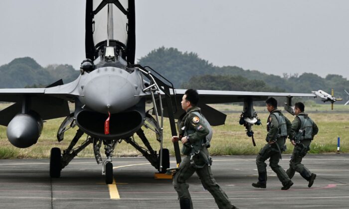 Des pilotes de l'armée de l'air taïwanaise courent vers leur chasseur F-16V de fabrication américaine sur la base aérienne de Chiayi, dans le sud de Taïwan, le 5 janvier 2022. (Sam Yeh/AFP via Getty Images)