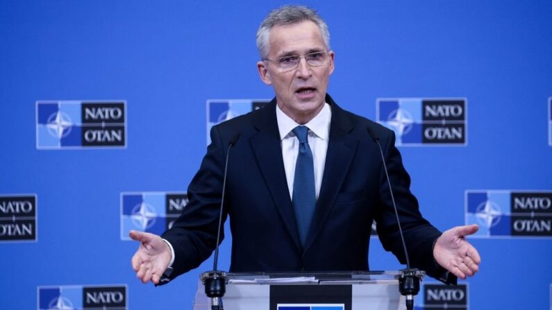 Le secrétaire général de l'OTAN, Jens Stoltenberg, s'exprime lors d'une conférence de presse au deuxième jour de la réunion des ministres de la Défense de l'OTAN, au siège de l'Organisation à Bruxelles, le 17 février 2022. (Photo par KENZO TRIBOUILLARD/AFP via Getty Images)