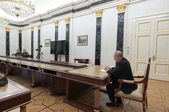 Le président russe Vladimir Poutine rencontre le ministre de la Défense Sergueï Choïgou et le chef d'état-major général Valery Gerasimov à Moscou le 27 février 2022. Photo Alexey NIKOLSKY / SPUTNIK / AFP via Getty Images.