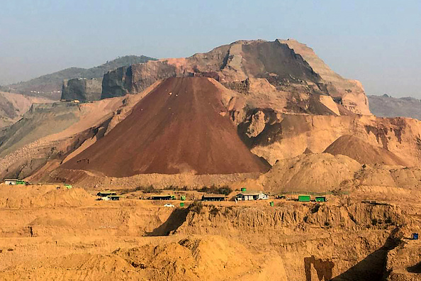 -Un glissement de terrain dans une mine de jade, dans l'État de Kachin, en Birmanie le 1er mars 2022. Photo par STR/AFP via Getty Images.