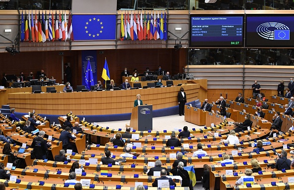 La présidente de la Commission européenne, Ursula von der Leyen, prononce un discours lors d'une session plénière spéciale du Parlement européen consacrée à l'invasion russe de l'Ukraine au siège de l'UE à Bruxelles, le 1er mars 2022. Photo de JOHN THYS/AFP via Getty Images.