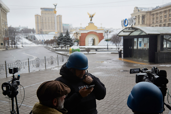 Des journalistes sur la place Maidan, le 1er mars 2022 à Kiev, en Ukraine. (Pierre Crom/Getty Images)