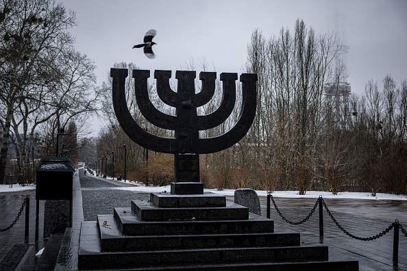 -Cinq personnes ont été tuées lors de l'attaque de mardi contre la principale tour de télévision de Kiev à Babi Yar, le site du plus grand massacre de Juifs de Kiev, le 2 mars 2022. Photo de Dimitar DILKOFF / AFP via Getty Images.