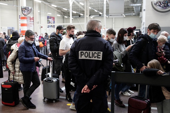 Des réfugiés ukrainiens fuyant le conflit dans leur pays font la queue pour passer le contrôle frontalier à leur arrivée à l'aéroport de Paris-Beauvais à Tille, au nord de Paris. (Photo : GEOFFROY VAN DER HASSELT/AFP via Getty Images)